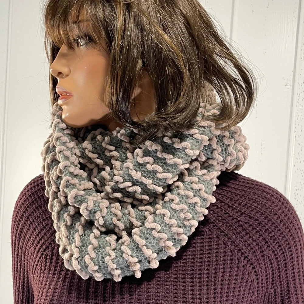 *Madison88 Women’s Pink & Gray Infinity Scarf